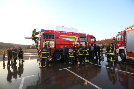 Prispetje nove avtocisterne PGD Cerknica 16 FOTO LJUBO VUKELIČ